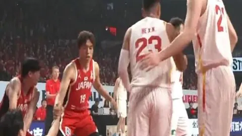 “逆境拼搏！曾凡博手伤作战疆场，连场投篮表现显著下滑”